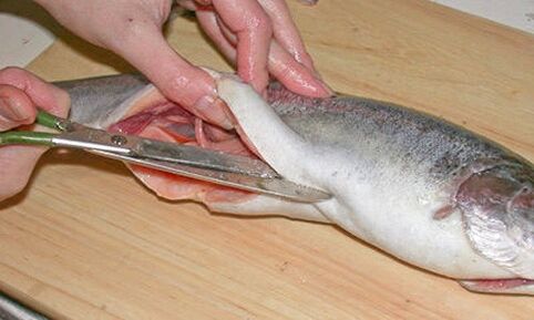 Couper soigneusement le poisson sur une planche à découper personnelle protégera contre l'infestation parasitaire