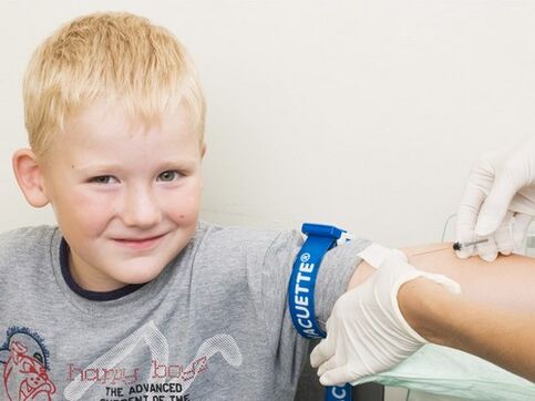 L'enfant donne du sang pour analyse en cas de suspicion d'infection par des parasites