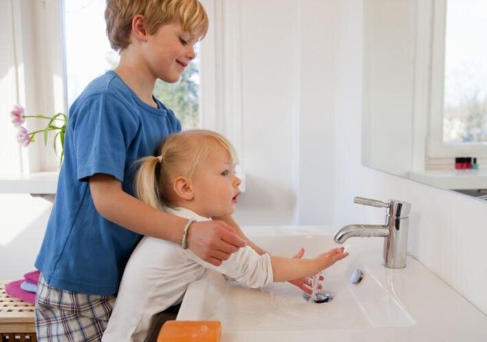 Dès son plus jeune âge, l'enfant doit être initié aux règles d'hygiène personnelle. 