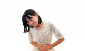 Douleurs abdominales chez une fille souffrant de vers